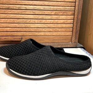 L.L. Bean, Beansport black woven slides women’s size 9